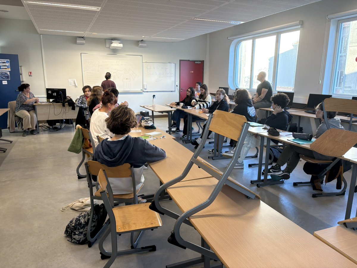 Vacances apprenantes au collège <a href="/AlienorBordeaux/">Collège Alienor d'Aquitaine</a> <a href="/AcBordeaux/">Académie de Bordeaux</a> @DD »<a href="/DsdenGironde/">DSDEN Gironde</a> Nos élèves participent à un projet de lecture et d’écriture pendant les vacances d’automne.