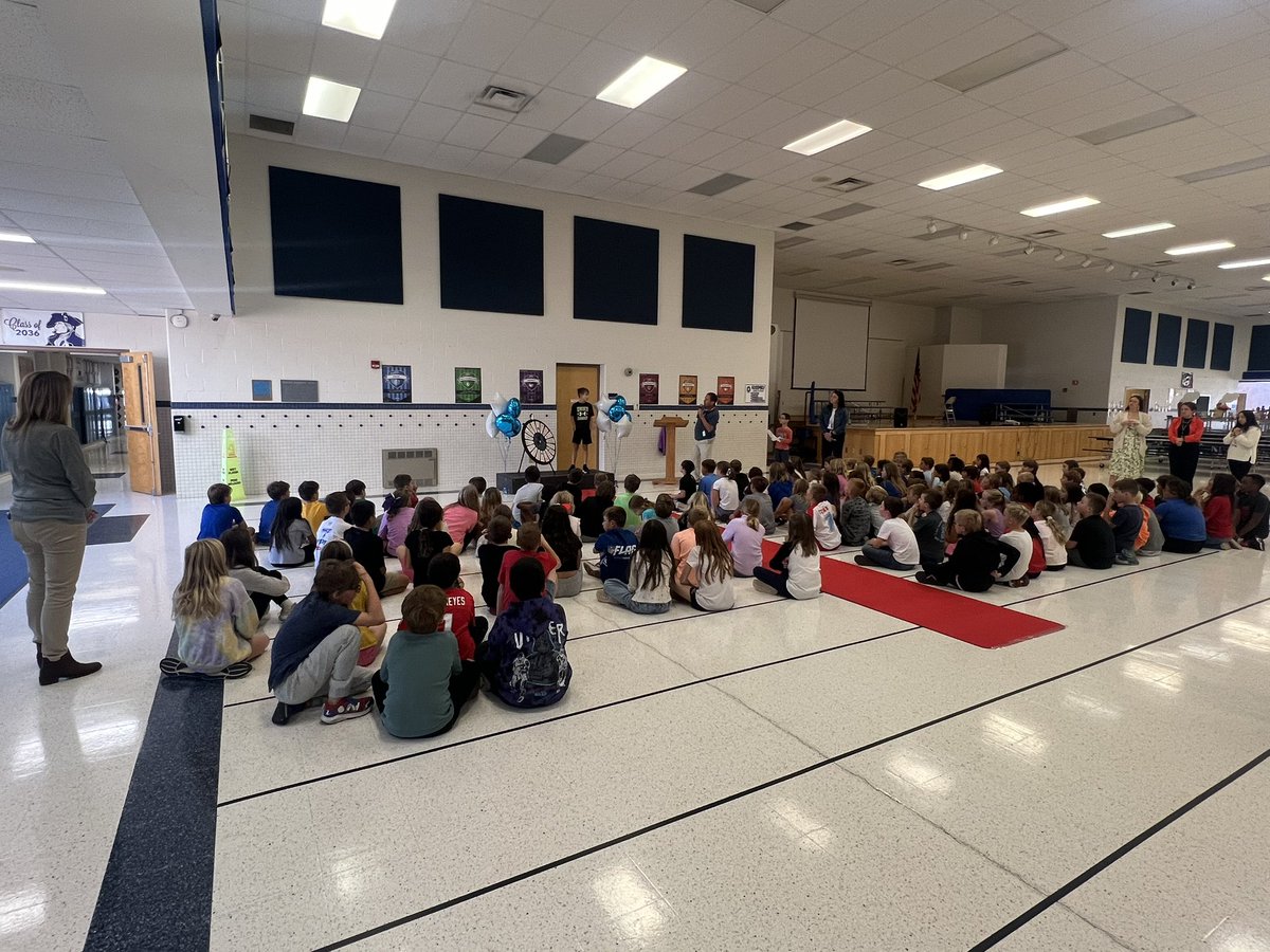 awlsmo's tweet photo. What a great day celebrating our quarter one Kids of Character. They earned a stroll on the red carpet, a spin on the character wheel and lunch with the principal.  These students were selected for always be kind and showing our #GeneralExpectations.  #PBIS https://t.co/45gKMKWpiv