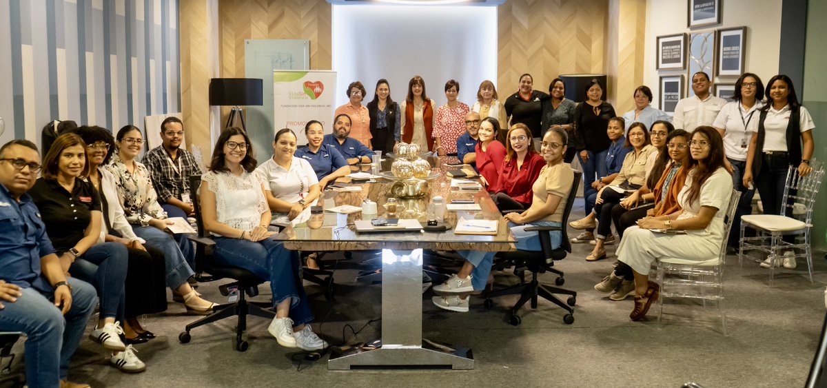 La mejor forma de prevenir la violencia es educar en el respeto, relaciones saludables y empáticas desde la niñez, aprender a enfrentar los conflictos de manera asertiva, gestionar y regular las emociones, expresó #CelinesMadera a servidores  de <a href="/MarmotechRD/">Marmotech RD</a>, en charla.