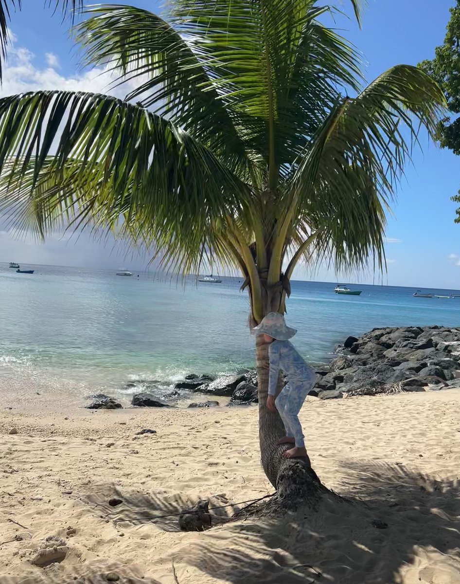 Katy__Perry's tweet image. Holiday reading.. #changingourminds feeling incredibly reassured with my decision to home educate M.