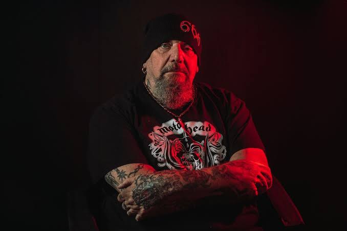 EldarLucio's tweet photo. Paul Di'Anno ha muerto en su casa de Salisbury (Reino Unido) a los 66 años. El cantante saltó a la fama como vocalista de @IronMaiden en sus primeros 2 álbumes, el epónimo de 1980 y "Killers" de 1981 🤘 #RestinPeace #DieWithYourBootsOn #UpTheIrons https://t.co/Xtw9cPt2WO