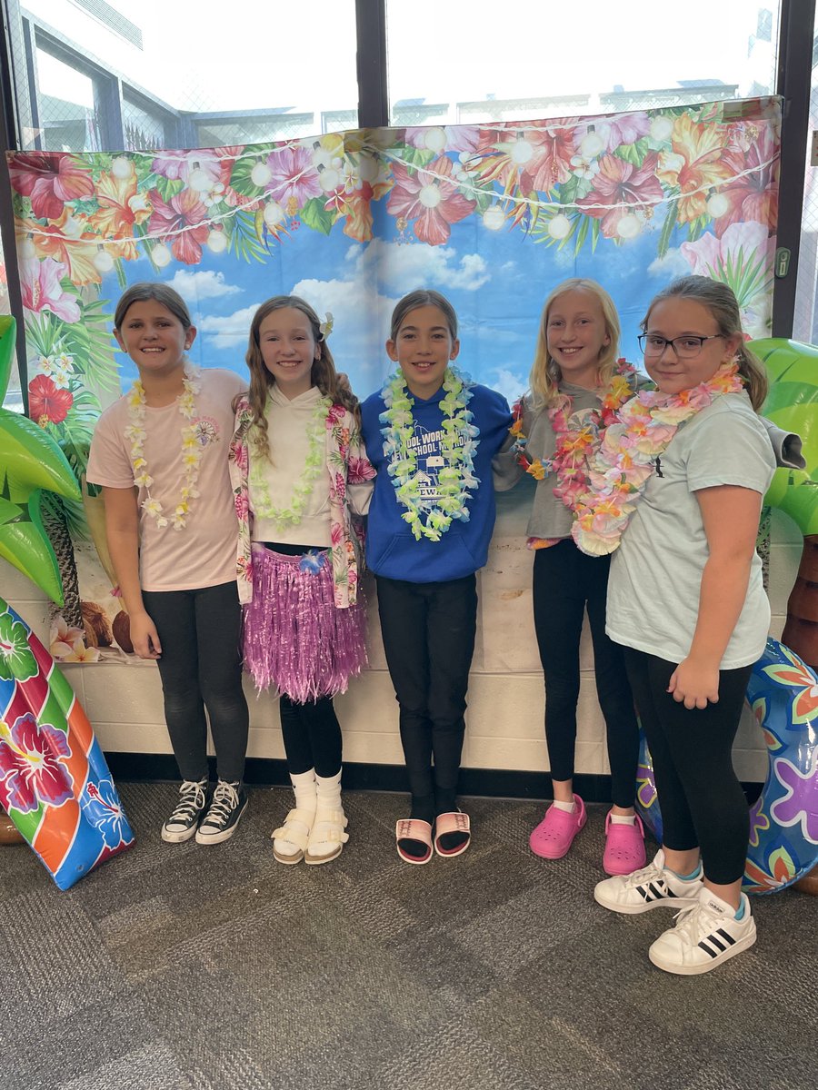 PCSD_GB's tweet photo. Mrs. Blackburn’s 5th grade class ⁦@PCSD_GB⁩ planned a Hawaiian themed celebration for a very special #RaiderStrong student who visits there next week with her family. 🌺🍍🌴🥥😊🎉👍🏻 https://t.co/d0IV99HPkb