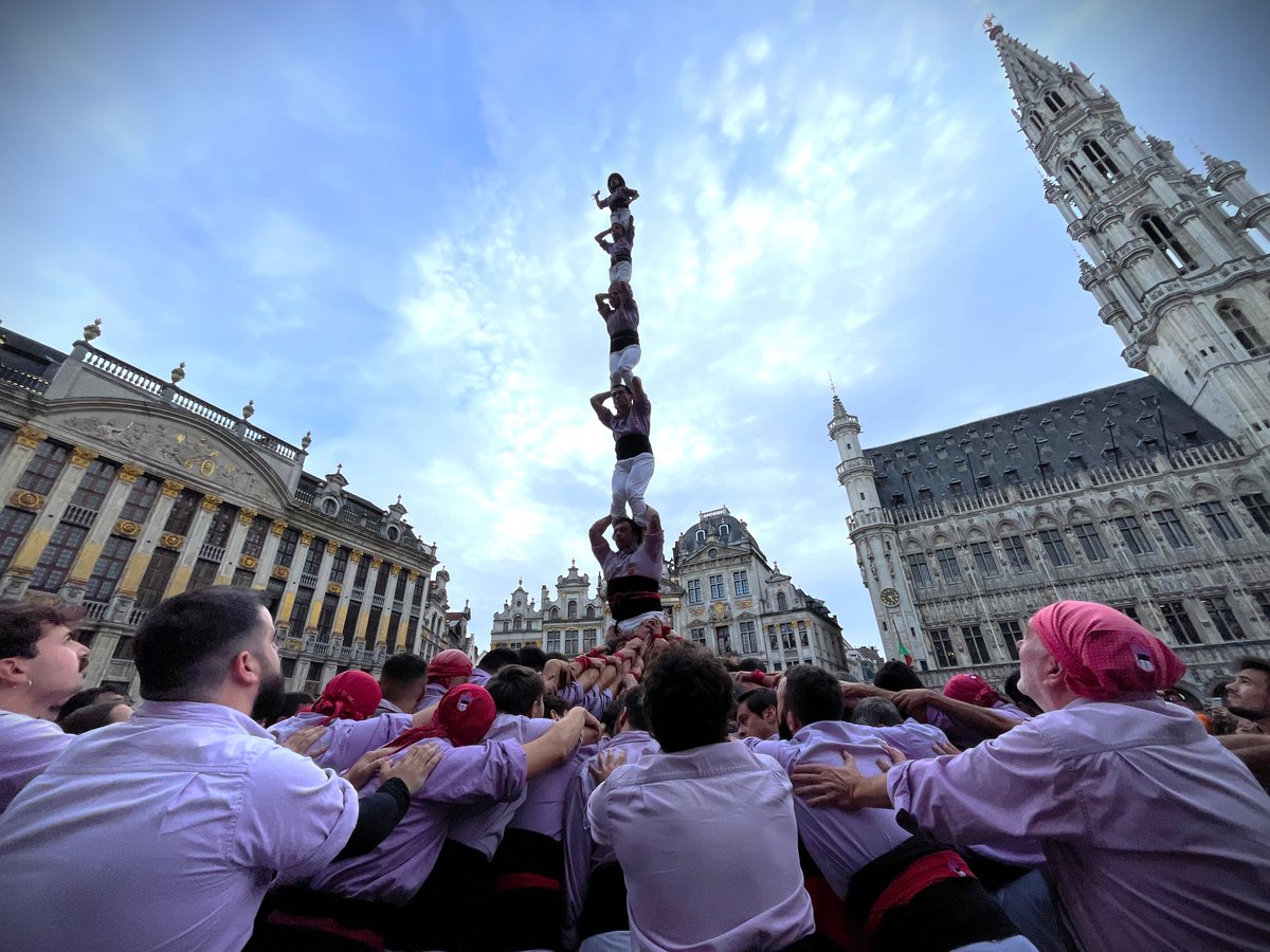 JoveDeTarragona's tweet photo. 🇧🇪 Ahir vam acabar un viatge frenètic per Brussel·les i amb moltíssimes coses per explicar.

📸 Fem un fil d'agraïment amb les millors fotografies del viatge...

#AllòQueVolem #castells #CastellsInBrussels https://t.co/tUBEMJoxxP