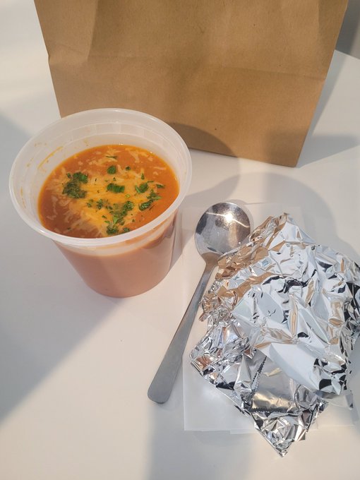 Shay 🌻🌷🌸 - 1 pic. Extra tasty work lunch today!!!💖 They gave me a whole metal spoon??😅 https://t.co/UhywrNYZXX