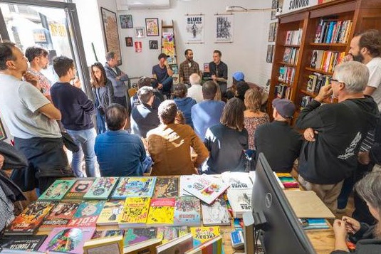 El pasado sábado fue un día muy especial. Uno de aquellos que sueñas muchas veces, pero que acaban superados por la magia de la realidad. Presentamos el libro “Blues Explosion” con el ilustrador <a href="/jovilella/">jovilella</a> y el saxofonista salvaje <a href="/Nellosax/">Dani Nel·lo</a> en la Llibreria Sonora de Barcelona.