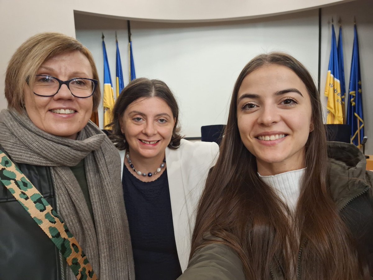 Presenting on the digital opportunities and risks for Romanian and Bulgarian migrant women in the UK at the West University of Timisoara.