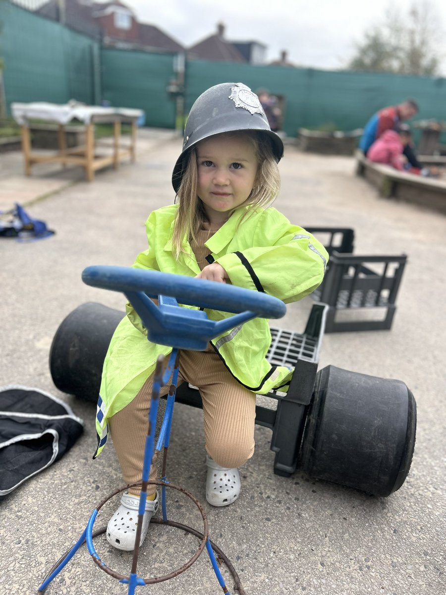 We had a special visit from PCSO Ollie today, we asked lots of questions about his uniform and he told us about the different ways he helps people. 
#BGExtra #BGEYFS
