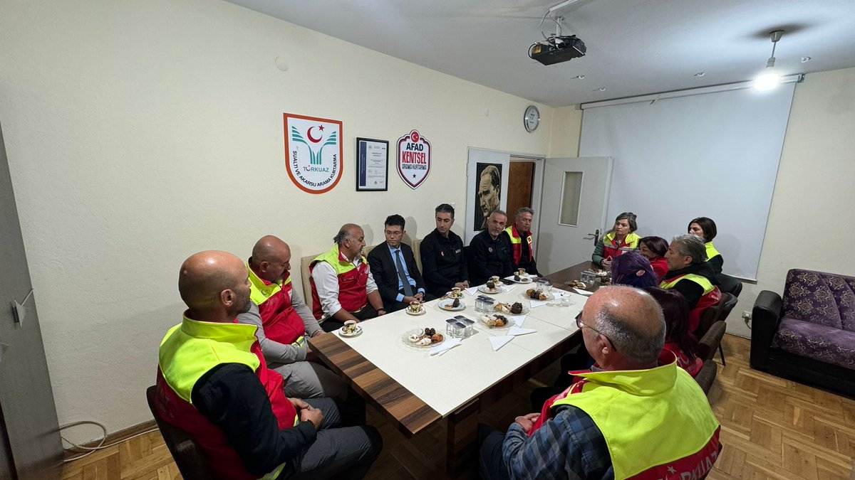 Vali Yardımcımız Sayın Erkan KAÇMAZ, Afad İl Müdürümüz Sayın Rıfat GENÇ, Müdahale Şube Müdürümüz Sayın Hasan SAY Operasyon Merkezimizi ziyarette bulunmuşlardır. Nazik ziyaretleri için Teşekkür Ederiz.
@kayseri_valiligi 
@valigokmencicek_ 
<a href="/afadkayseri/">AFAD KAYSERİ</a> 
@rifat_gnc 
<a href="/Hassan48467127/">Hasan Say..(Deprem Dayi)</a>