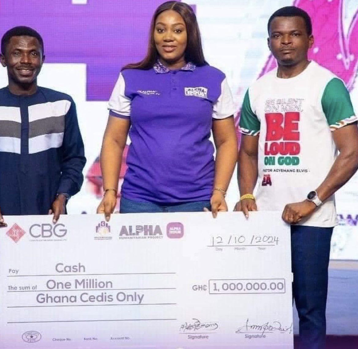 This is great news!  🇬🇭 Alpha Hour’s Pastor Elvis Agyeman donates Gh¢1million to selected members and non members of the church to start their own businesses.