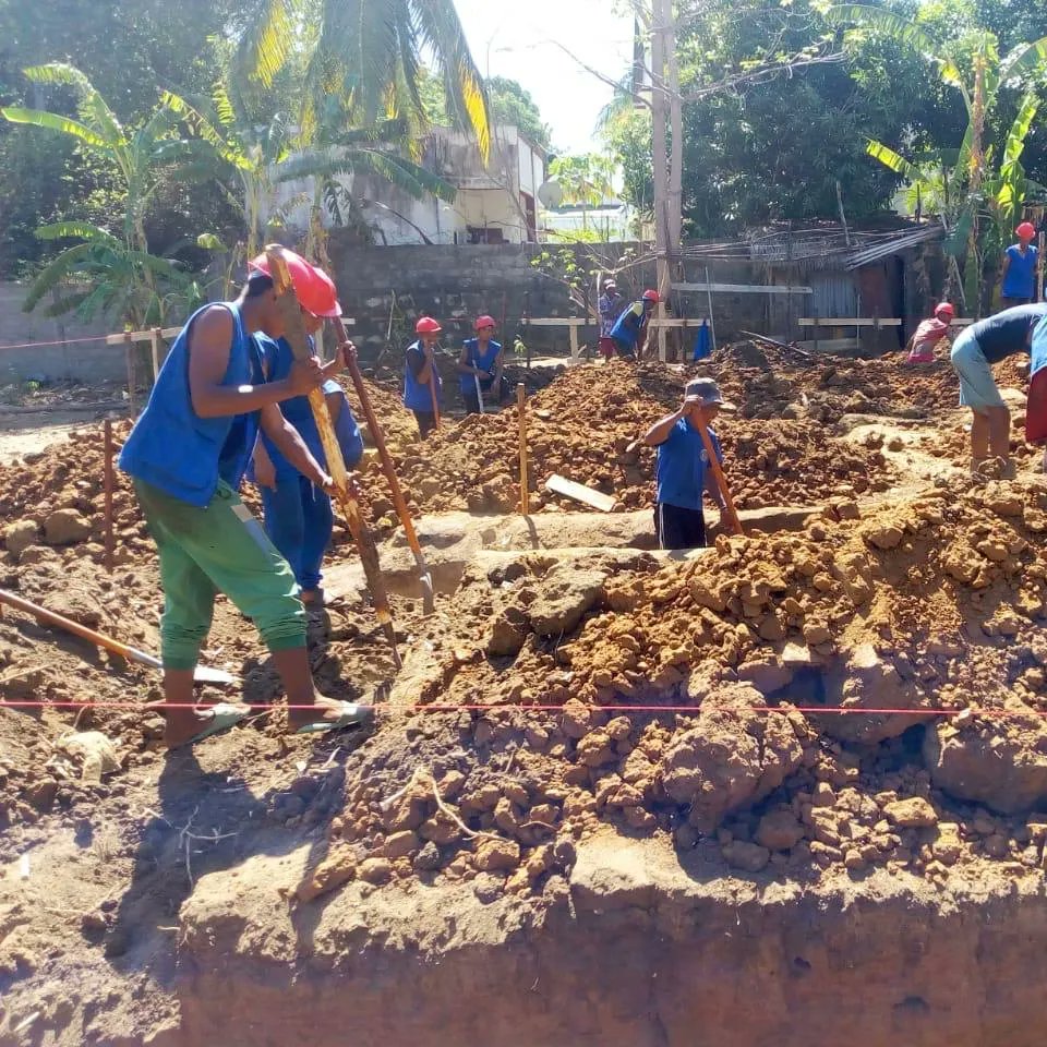 bambinitongasoa's tweet photo. Martedì 14 ottobre si è svolta la cerimonia della benedizione e della posa della prima pietra che ha dato subito il via ai lavori di realizzazione dei muri di fondazione. Nuova casa a Mahajanga https://t.co/Evkl0haCr9