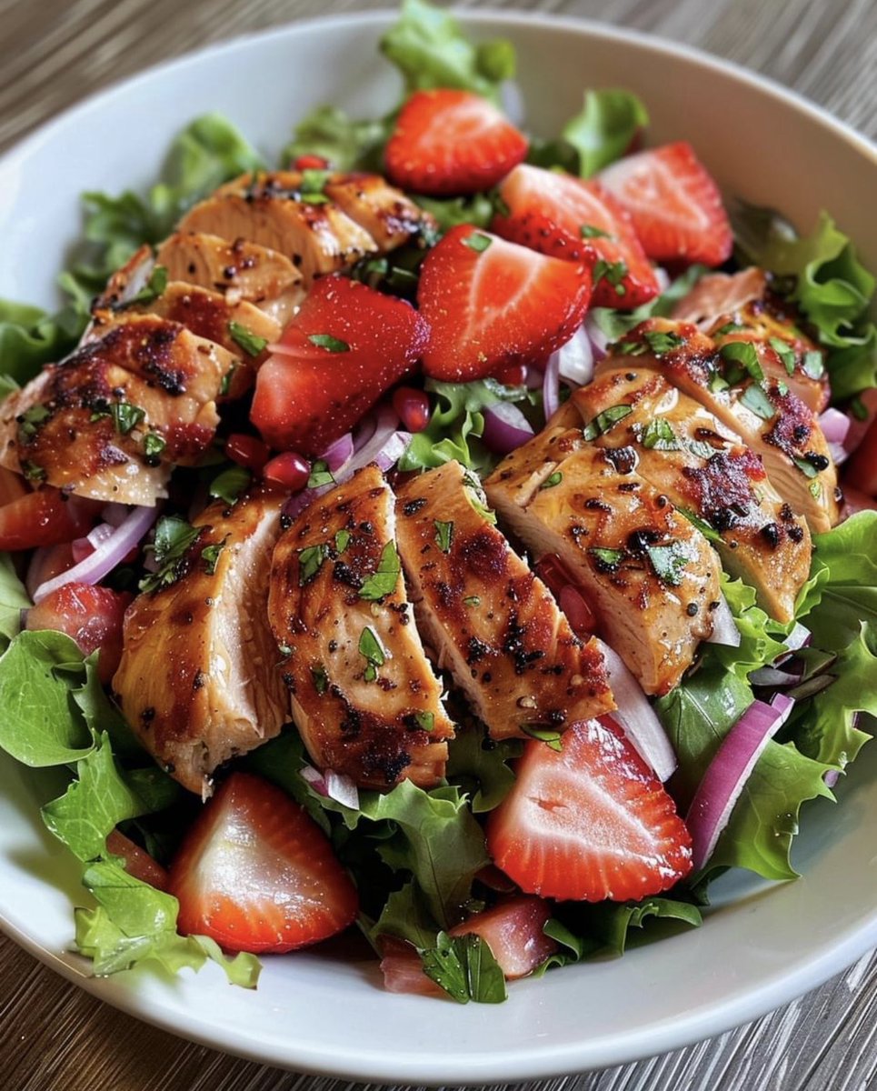 FoodPleaser's tweet photo. Strawberry Chicken Salad 🥗🍓 https://t.co/klIrUHXjTR