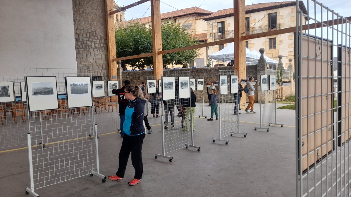 radio_vitoria's tweet photo. #Herran 🎙️ La Fiesta de la Castaña del concejo de #Apellaniz saca lustro a su manjar

#ArraiaMaeztu @MontanAlavesa 

https://t.co/5F54CX2yyF https://t.co/2GJIUu9l14