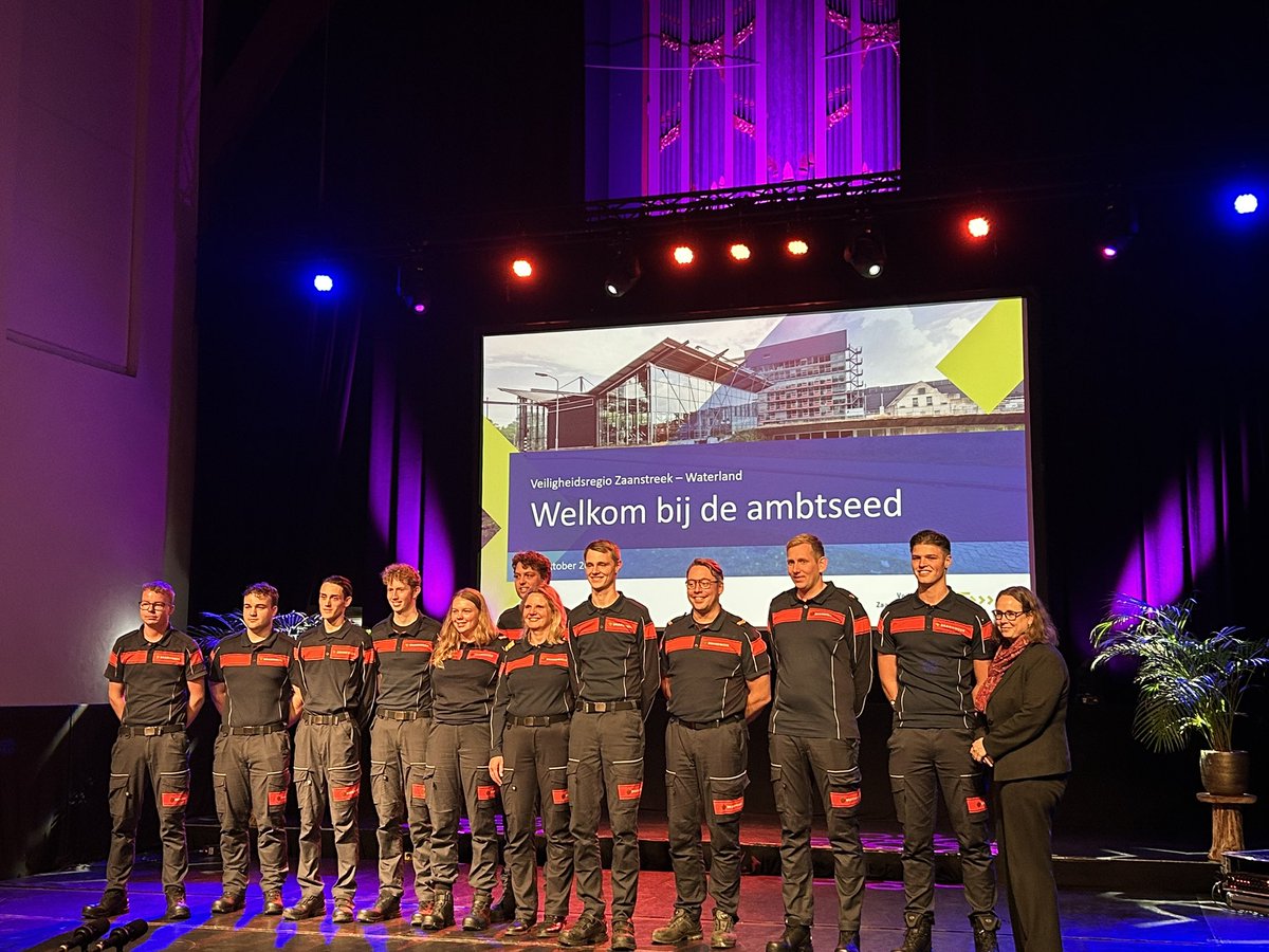 Vanavond aanwezig geweest bij het afleggen van de ambtseed of -belofte van een nieuwe groep vrijwillige collega’s afkomstig van diverse posten binnen onze regio. Locatie dit keer de Bullekerk in Zaandam. Mooi om altijd weer z’n groep te zien en hierbij aanwezig te zijn. <a href="/VrZW/">Veiligheidsregio Zaanstreek-Waterland</a>