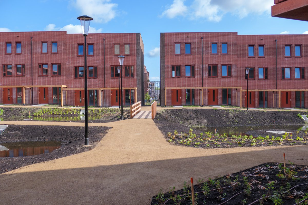 IN DE MEDIA | Een hechte woongemeenschap, voor ouderen en gezinnen. <a href="/Aedesnet/">Aedes.nl</a> publiceerde een mooi artikel over wooncomplex Hof van Leeuwesteyn: aedes.nl/ouderenhuisves… #huurwoningen #LeidscheRijn #ouderenzorg