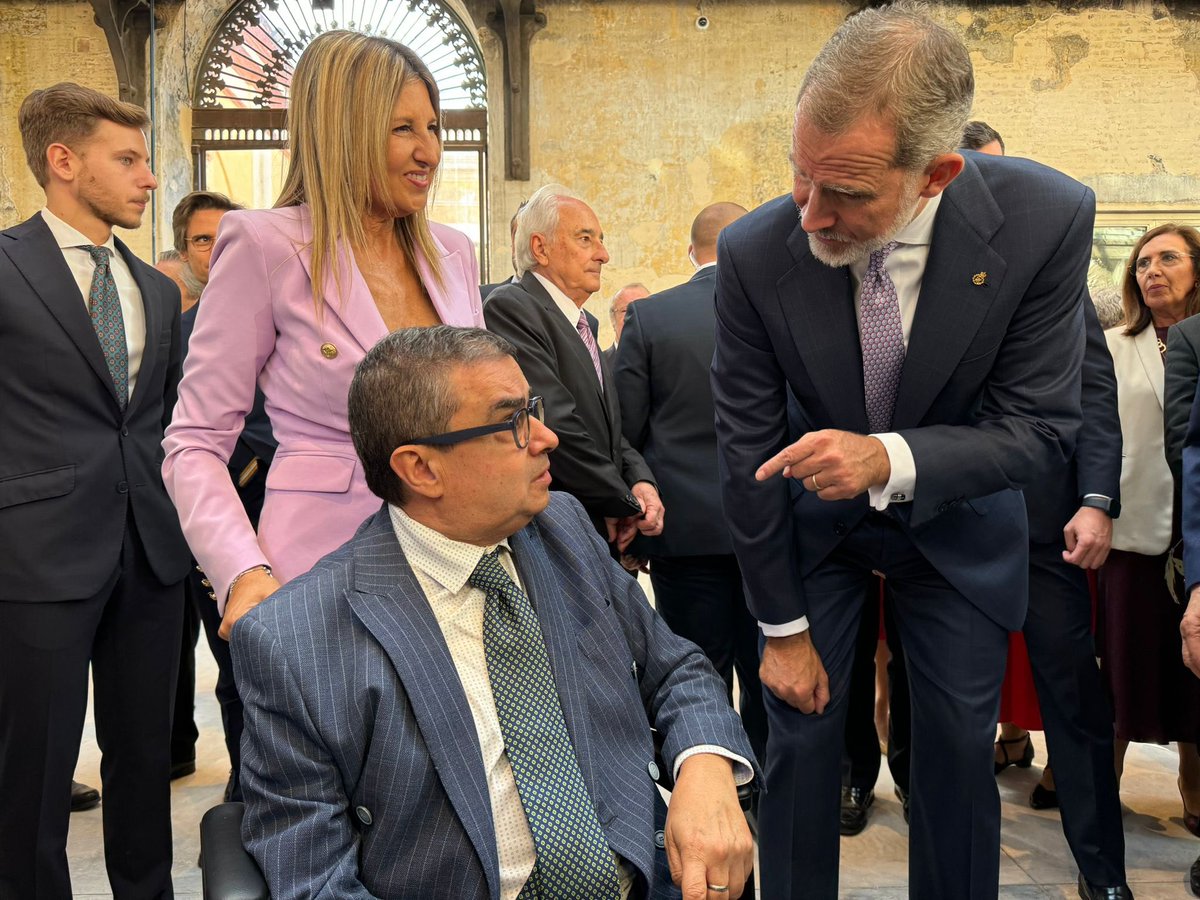 Hoy me ha llevado <a href="/Lola_Chaves/">Lola</a> a la inauguración de la exposición sobre los Machado. Allí he podido hablar con el Rey. Un profesional como pocos. Felipe VI tiene cuerda para rato. Aquí tenéis la prueba…