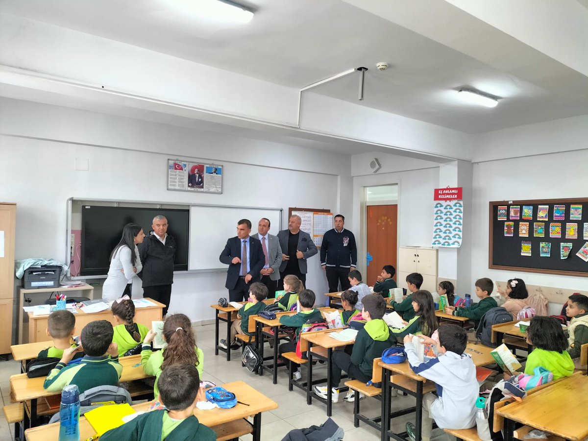 Cevrihan2's tweet photo. Kitap okuma saatimizde sınıfımızı ziyaret eden Yeşilyurt İlçe Milli Eğitim müdürümüz Sayın Caner GÜLER'den hediye kitap sözümüzü aldık 📚 @tcmeb @MalatyaMem @yesilyurtmem44 @Bostanbasiio https://t.co/8HmjBhwkKv