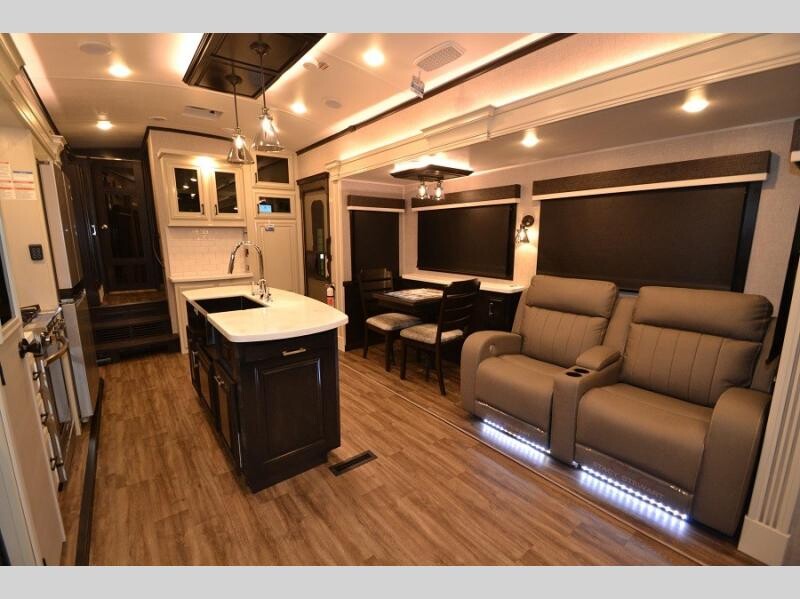 Hamiltons_RV's tweet photo. Take a virtual tour 📽 https://t.co/VsqIXSv3Wb &amp; Rake in the Savings on the New 2022 Jayco Pinnacle 36SSWS! 🍂 It weighs 14,040 lbs, is 40 ft long, and sleeps 4! With modern farmhouse finishes you'll love the kitchen hutch and island.
#HamiltonsRV #RakeInTheSavings #Travel https://t.co/Tszf8Tc7uJ