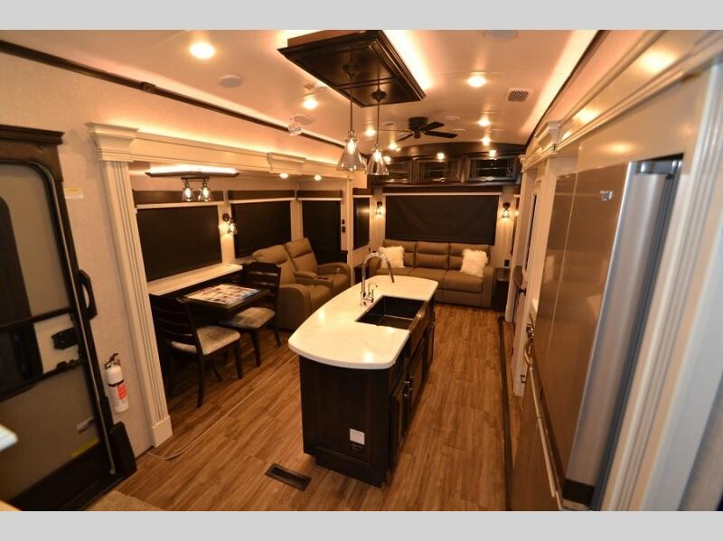 Hamiltons_RV's tweet photo. Take a virtual tour 📽 https://t.co/VsqIXSv3Wb &amp; Rake in the Savings on the New 2022 Jayco Pinnacle 36SSWS! 🍂 It weighs 14,040 lbs, is 40 ft long, and sleeps 4! With modern farmhouse finishes you'll love the kitchen hutch and island.
#HamiltonsRV #RakeInTheSavings #Travel https://t.co/Tszf8Tc7uJ