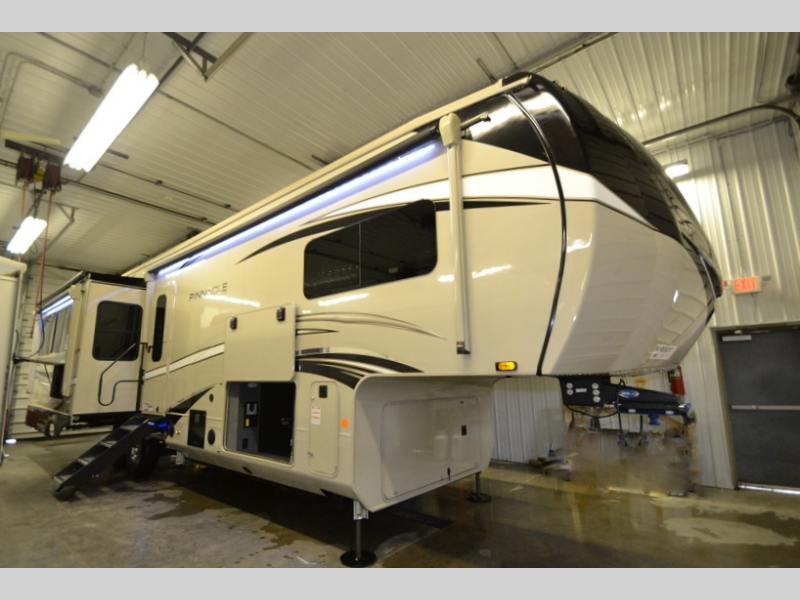 Hamiltons_RV's tweet photo. Take a virtual tour 📽 https://t.co/VsqIXSv3Wb &amp; Rake in the Savings on the New 2022 Jayco Pinnacle 36SSWS! 🍂 It weighs 14,040 lbs, is 40 ft long, and sleeps 4! With modern farmhouse finishes you'll love the kitchen hutch and island.
#HamiltonsRV #RakeInTheSavings #Travel https://t.co/Tszf8Tc7uJ