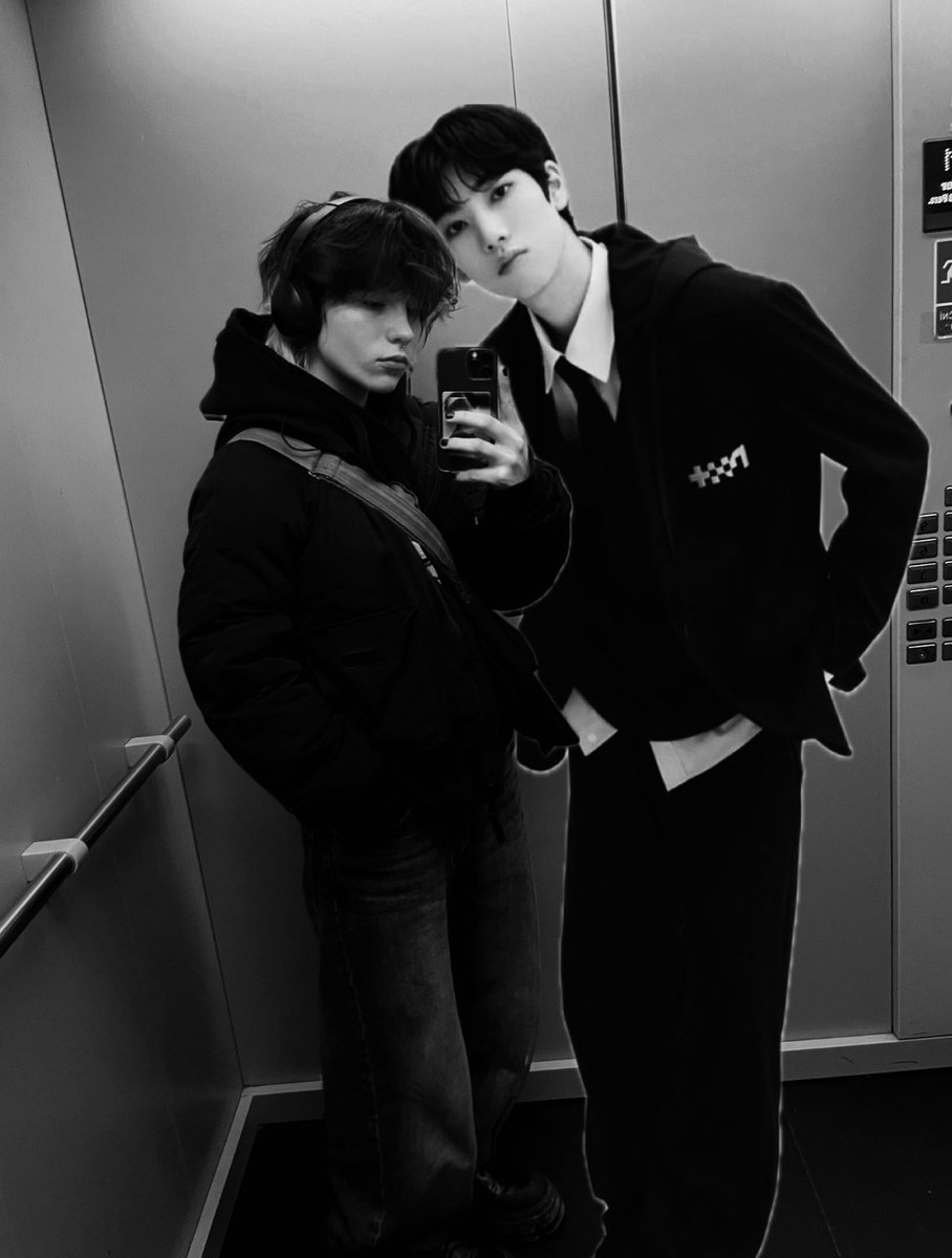 WHERERMYMANGOES's tweet photo. me and andy fr (very real) (not edited) (source: trust me bro)
#p7twt #project7 #vote4andy https://t.co/PCLRkiQUU3