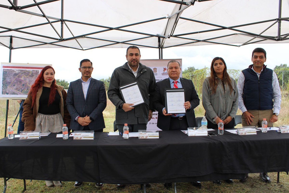 IMEVISedomex's tweet photo. El Dr. Alejandro Tenorio, Director General del #IMEVIS, encabezó el acto de entrega recepción de una fracción del predio "Sierra Hermosa" en #Tecámac a SAASCAEM para la construcción del tramo carretero que conectará al Circuito Exterior Mexiquense y el Aeropuerto Felipe Ángeles. https://t.co/RIPH7X4ScM