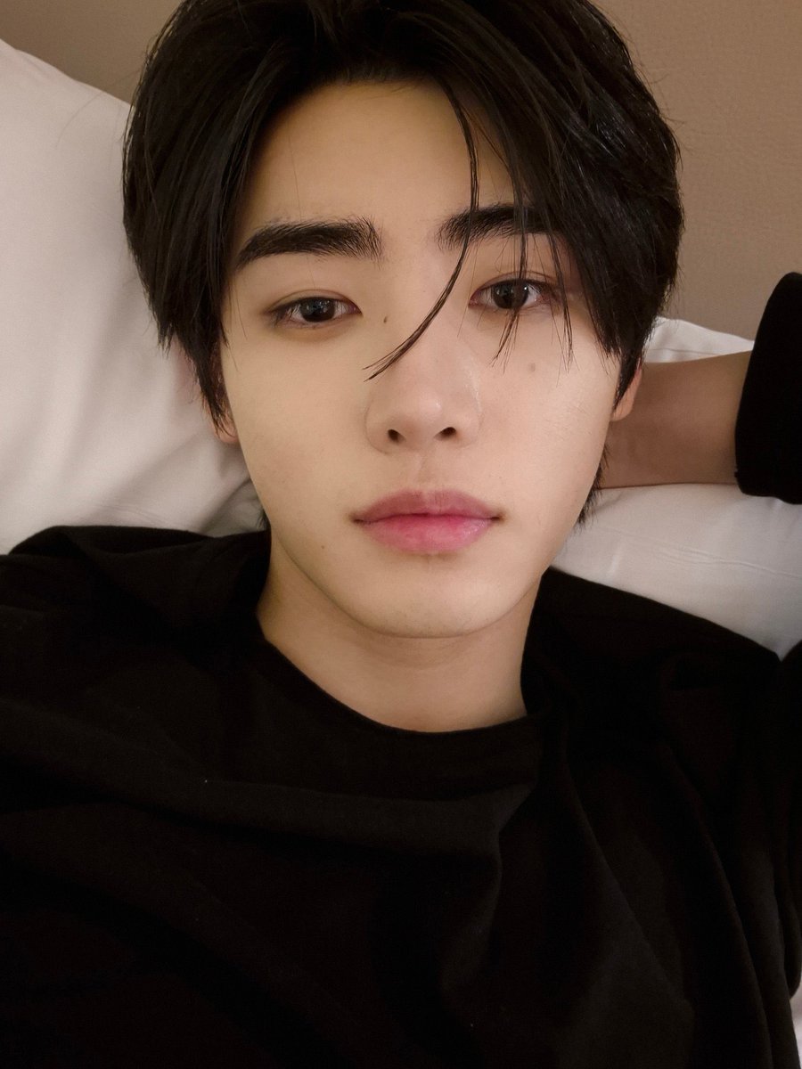 this being his bare face is insane