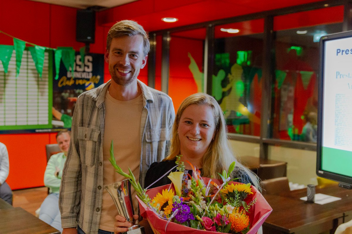 Anna de Kruijff is benoemd tot lid van verdienste bij SSS. Simone van Essen heeft de prestatiebeker gekregen als vrijwilliger van het jaar. Daarnaast ook nog tal van jubilarissen in het zonnetje gezet. sss-barneveld.nl
#bedankt #hupgroen #allekippenvliegen #vrijwilligerSSS