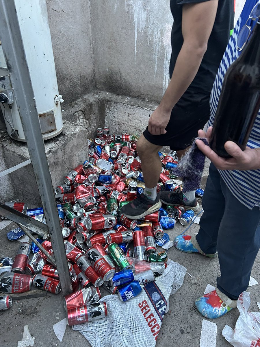 ete_serch's tweet photo. @CervezaTecate Patrocínanos una pedita,  tenemos 2 costales más de puro producto tuyo😝🤣 https://t.co/5WkRzimRP0