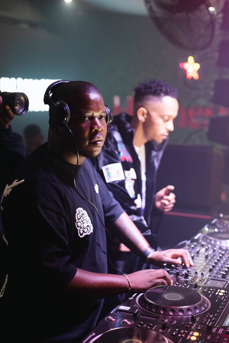 NhlanhlaDjstoks's tweet photo. Kwa Kabza🎹
#PianoHub
#Ndabezitha
#Kosha https://t.co/n1D4DECSzN