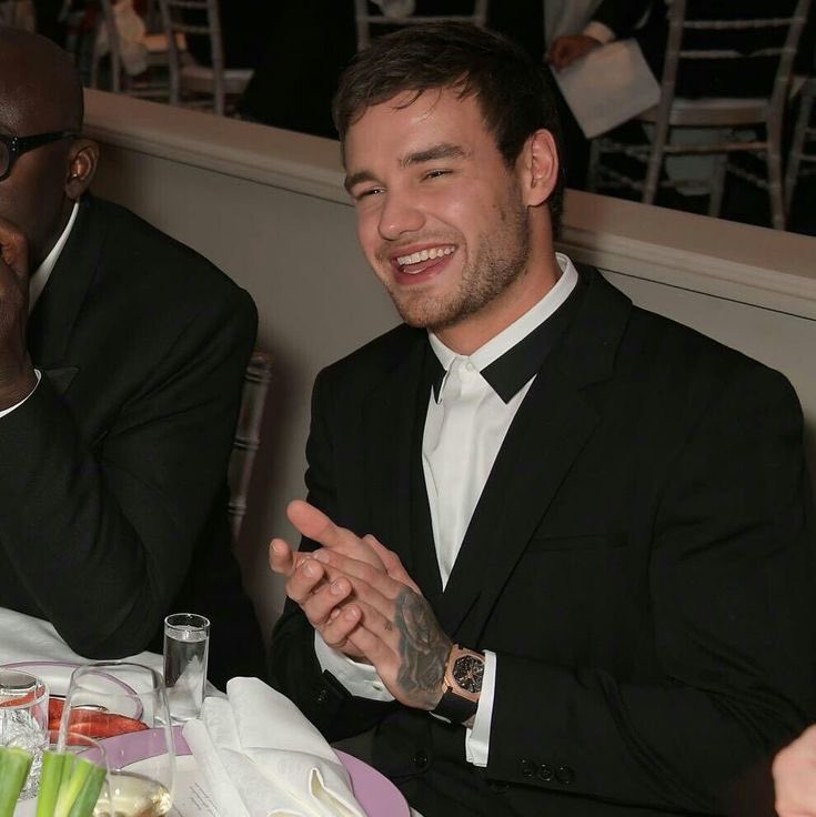 diaxdere's tweet photo. خنده هاش رو نميتونم اين براي ٢٨٢٨١٨٩٩ بار.
زيادي قشنگه.
#hereforliam #loveforliam #weloveyouliam https://t.co/kjY7aH58X7