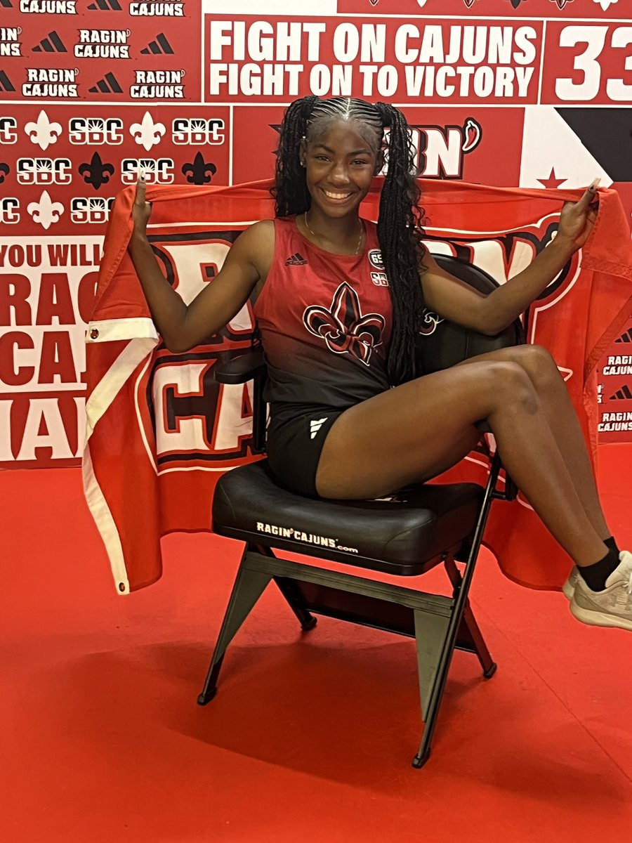LailahHudson's tweet photo. Took a trip back home to Louisiana this past weekend to visit the University of Louisiana-Lafayette 🔴⚫️⚜️.  Loved the food, campus, and meeting the  @RaginCajunsTRK Family.  Thank you Coach @tbadon4486 for the invite, and spending time with my family &amp; I once again 😊!!! https://t.co/qpya2iMM8d