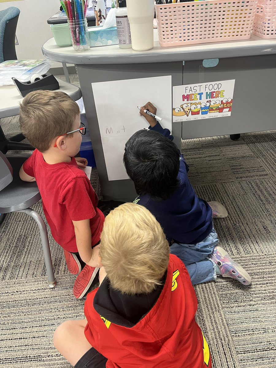 haleypradcliffe's tweet image. Kindergarteners worked on phonics in #verticalspaces . They read and wrote words from the -at word family. @pgliljedahl