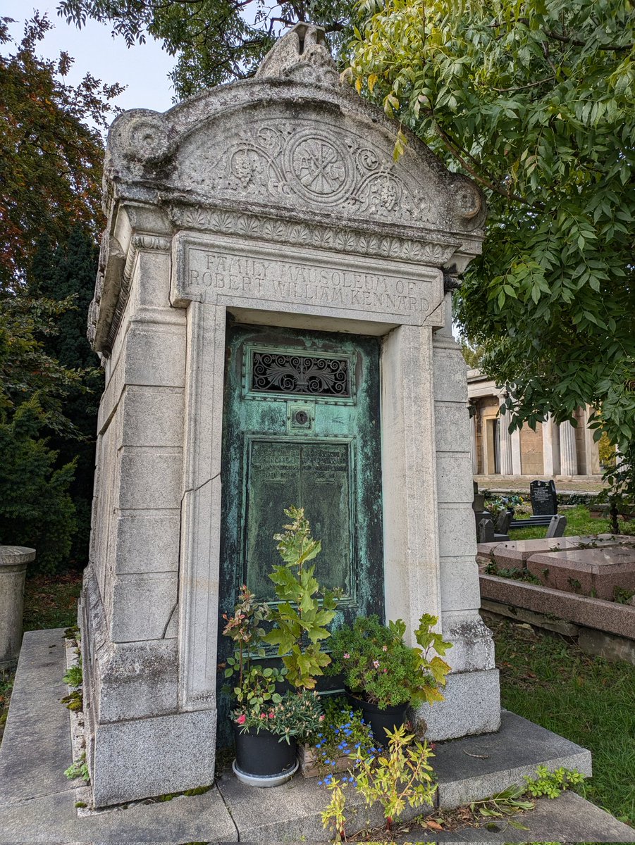 The #Bedford cemetery volunteers had a grand day out recently visiting Kensal Green, London. Our guide Irina was brilliant! <a href="/Magnificent1of7/">Friends of Kensal Green Cemetery</a>