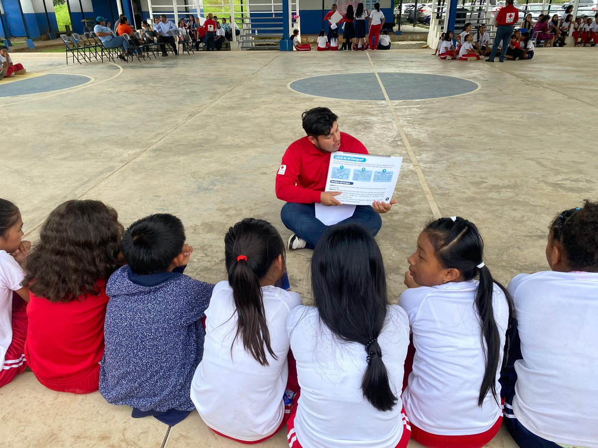 CruzRojaPanama's tweet photo. El día viernes 18 estuvimos en el C.E.B.G. La Cascada enseñando a los estudiantes cómo prevenir el dengue.🦟🚫 
¡Ellos ya son agentes de cambio en su comunidad! Eliminemos los criaderos de mosquitos y protejamos nuestra salud.  #ContraElDengue #AgentesDeCambio #CruzRojaPanameña https://t.co/kg8bUpGUoz