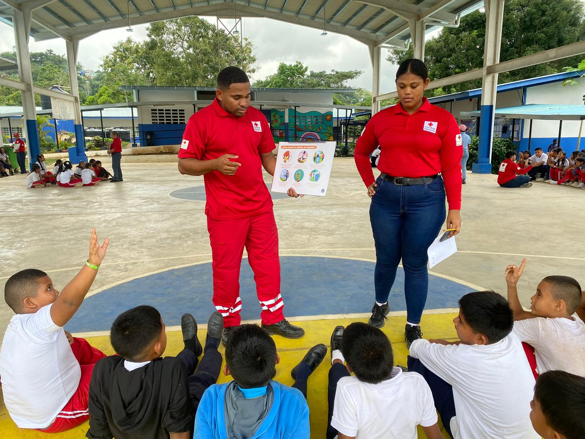 CruzRojaPanama's tweet photo. El día viernes 18 estuvimos en el C.E.B.G. La Cascada enseñando a los estudiantes cómo prevenir el dengue.🦟🚫 
¡Ellos ya son agentes de cambio en su comunidad! Eliminemos los criaderos de mosquitos y protejamos nuestra salud.  #ContraElDengue #AgentesDeCambio #CruzRojaPanameña https://t.co/kg8bUpGUoz