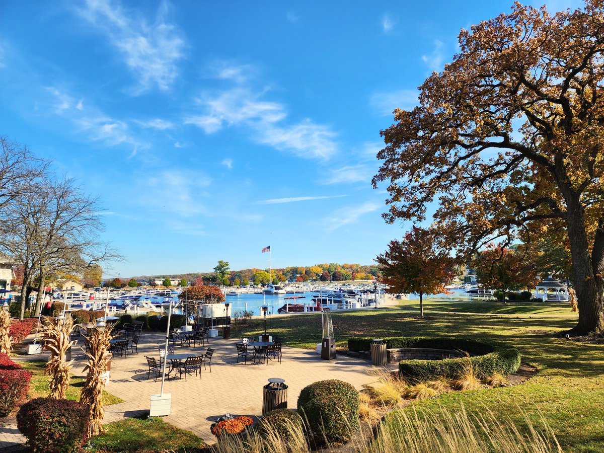 While we love the crisp chill of fall weather, we have to admit a sunny, 80-degree October day is a beautiful thing! 😎🍂