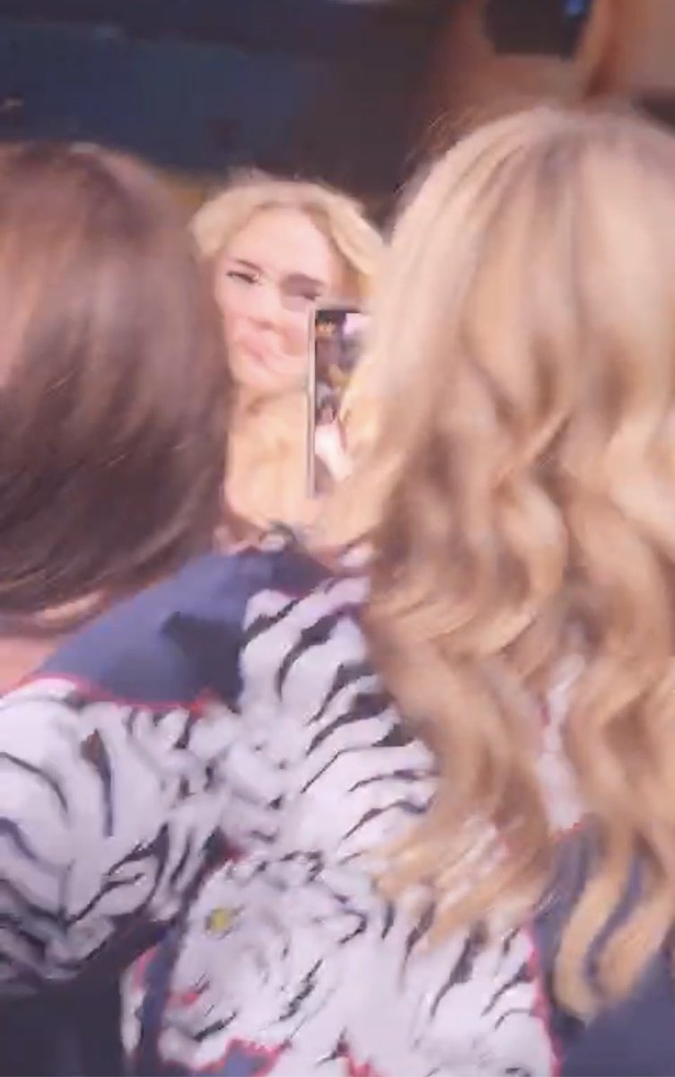 Shonts_88's tweet photo. A year ago today @Adele hugged me because she loved my gift to her. On her way back to the stage she looked at it again and then did this...♥️♥️♥️♥️♥️ #Adele #AdeleInVegas #ThankYouAdele #LifeMade https://t.co/QGfjwC0s84