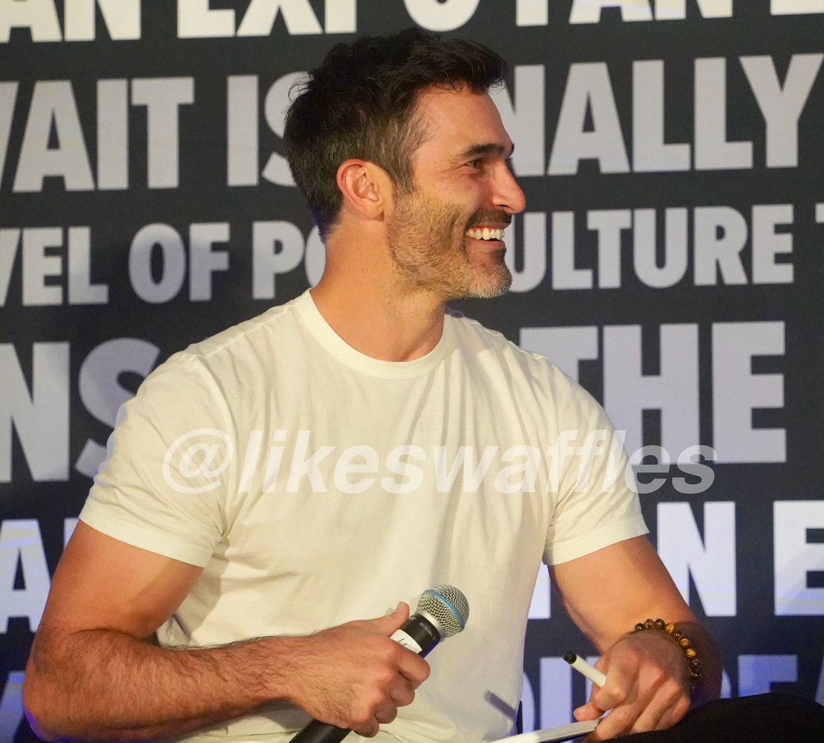 likeswaffles's tweet photo. Sunshine #TylerHoechlin #DallasFanFest https://t.co/Oxjz8ILDsv