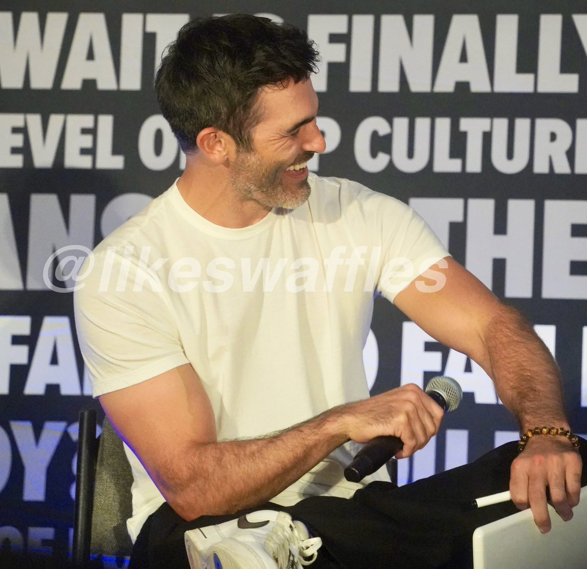 likeswaffles's tweet photo. Sunshine #TylerHoechlin #DallasFanFest https://t.co/Oxjz8ILDsv