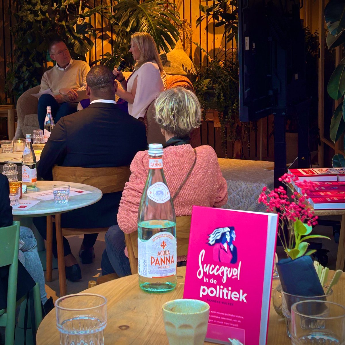 Er is vandaag -weer- een succesvol boek uitgekomen #succesvolindepolitiek #leiderschap #handigetips