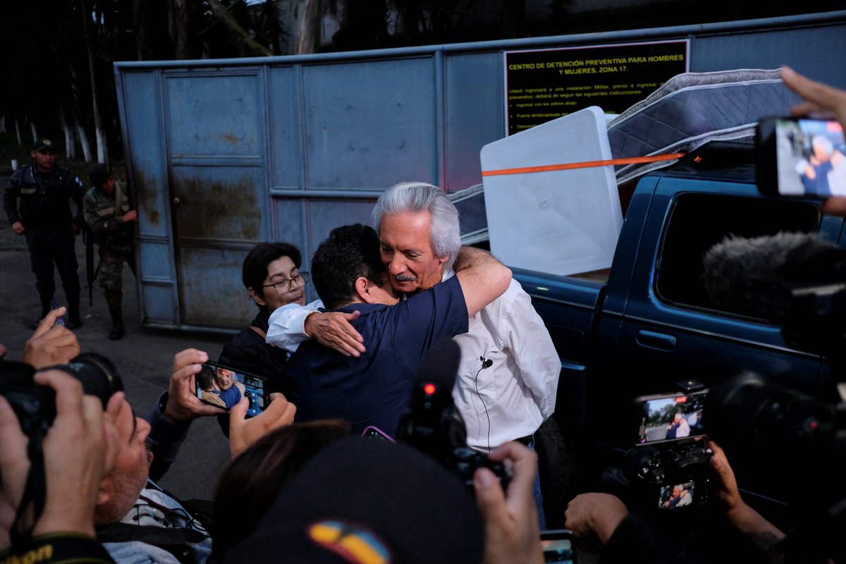 pressfreedom's tweet photo. CPJ welcomes Judge Erick García’s decision to grant house arrest to journalist José Rubén Zamora after more than 800 days of arbitrary detention. This is a crucial step toward justice and a new chapter for him and his family, who have fought tirelessly for his freedom. #ZamoraLibre

Read more⤵️
https://t.co/n6ldQZBjAj

📷: Josue Decavele/Reuters