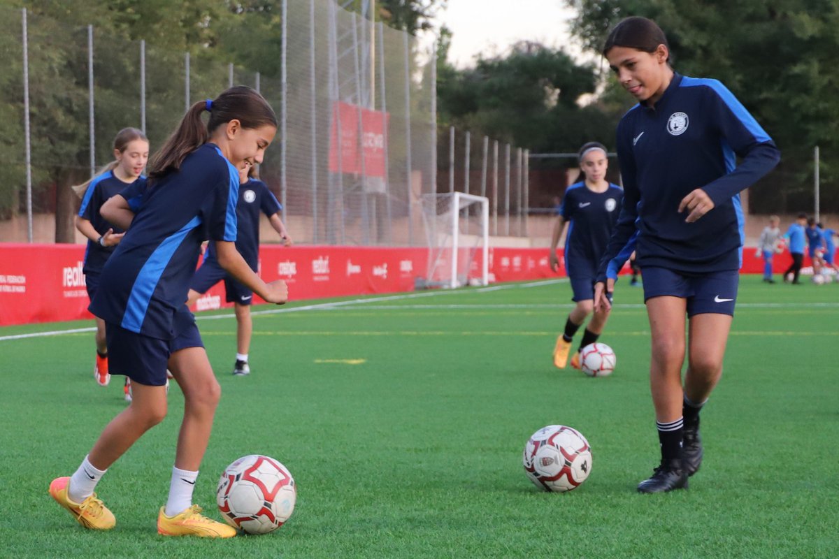 RFFM_oficial's tweet photo. ⚽ TECNIFICACIÓN 

El compañerismo ha sido el valor ensalzado en la segunda sesión de trabajo del Bloque 1️⃣ del Centro de Tecnificación de la RFFM con los primeros cuatro clubes invitados en la temporada 2024 / 2025 (@getafefem, @efconcepcion, @ADVILLAROSA y @adcsanfermin)

Hoy se ha podido comprobar mejoras técnicas muy notorias en los cuatro equipos alevines que trabajarán durante tres lunes con los cuerpos técnicos de las selecciones madrileñas auxiliados por los entrenadores de cada plantilla