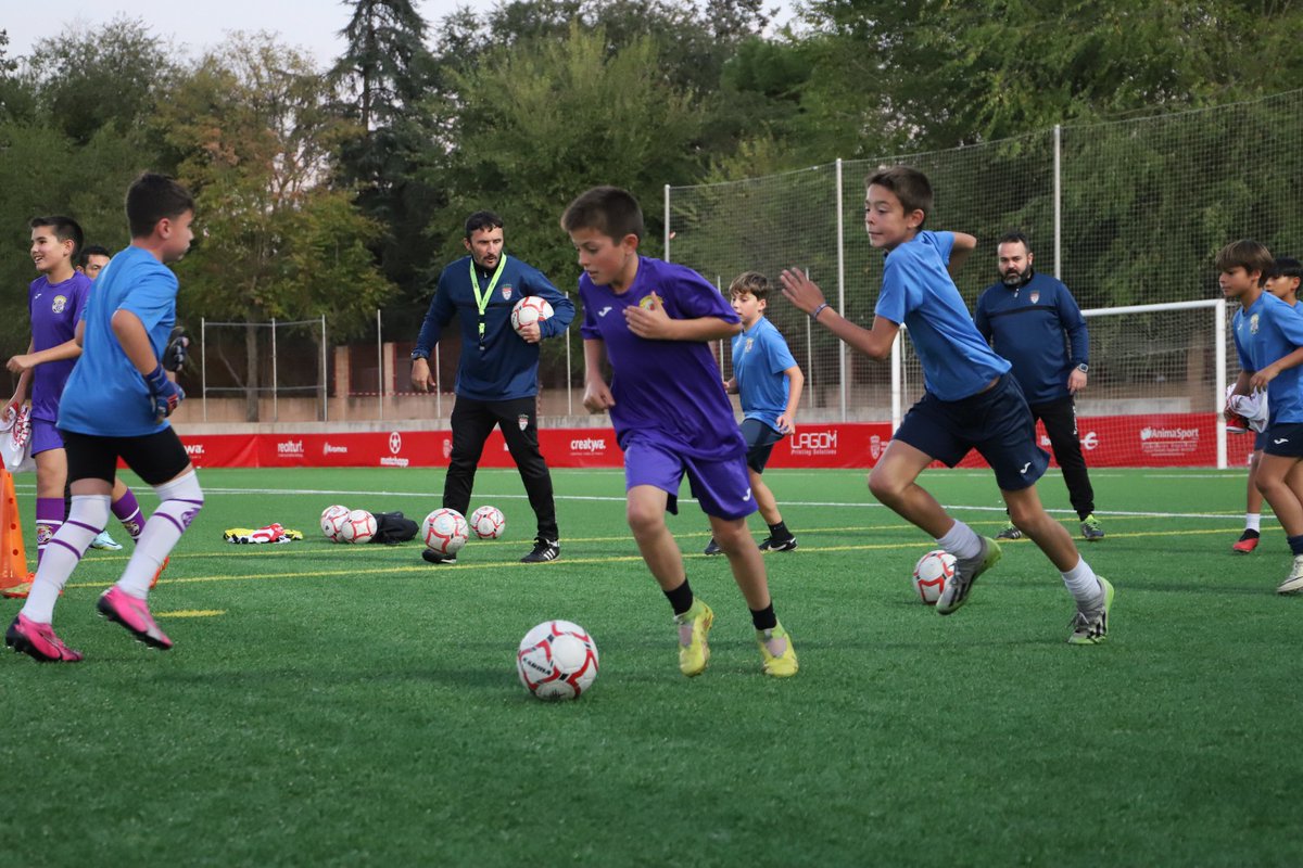 RFFM_oficial's tweet photo. ⚽ TECNIFICACIÓN 

El compañerismo ha sido el valor ensalzado en la segunda sesión de trabajo del Bloque 1️⃣ del Centro de Tecnificación de la RFFM con los primeros cuatro clubes invitados en la temporada 2024 / 2025 (@getafefem, @efconcepcion, @ADVILLAROSA y @adcsanfermin)

Hoy se ha podido comprobar mejoras técnicas muy notorias en los cuatro equipos alevines que trabajarán durante tres lunes con los cuerpos técnicos de las selecciones madrileñas auxiliados por los entrenadores de cada plantilla