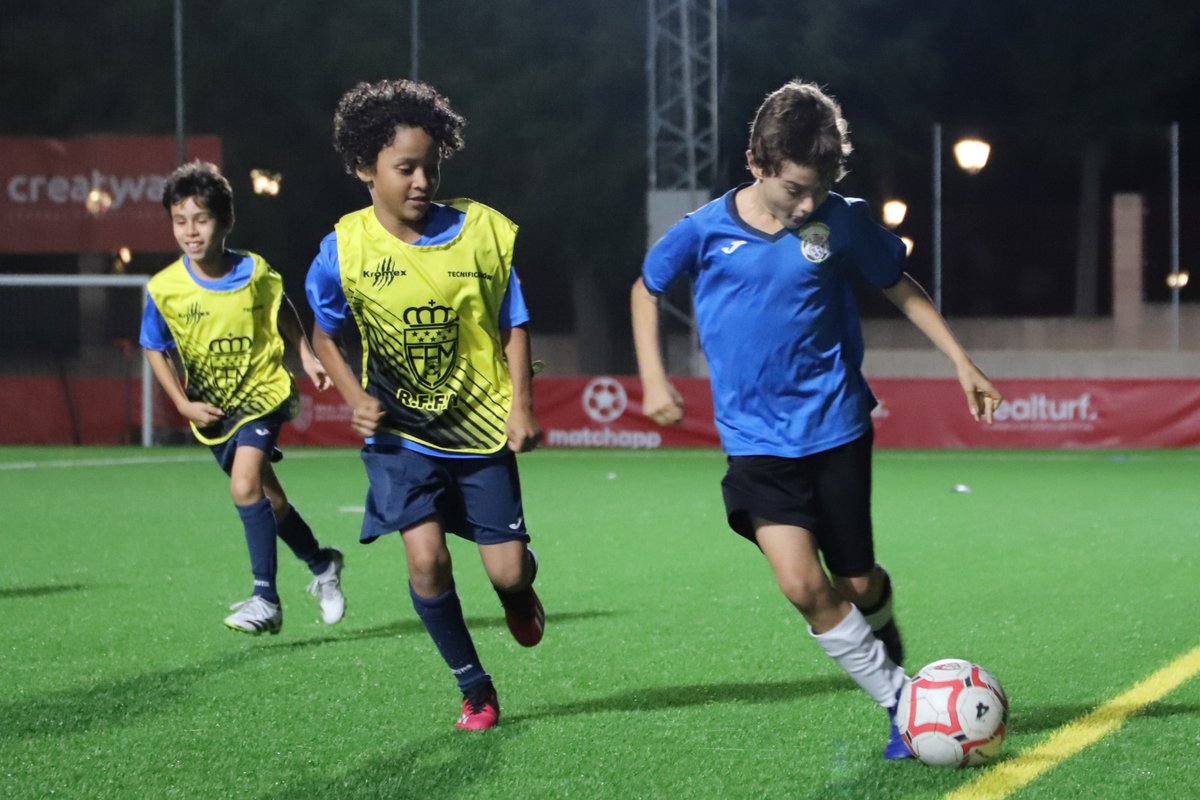 RFFM_oficial's tweet photo. ⚽ TECNIFICACIÓN 

El compañerismo ha sido el valor ensalzado en la segunda sesión de trabajo del Bloque 1️⃣ del Centro de Tecnificación de la RFFM con los primeros cuatro clubes invitados en la temporada 2024 / 2025 (@getafefem, @efconcepcion, @ADVILLAROSA y @adcsanfermin)

Hoy se ha podido comprobar mejoras técnicas muy notorias en los cuatro equipos alevines que trabajarán durante tres lunes con los cuerpos técnicos de las selecciones madrileñas auxiliados por los entrenadores de cada plantilla