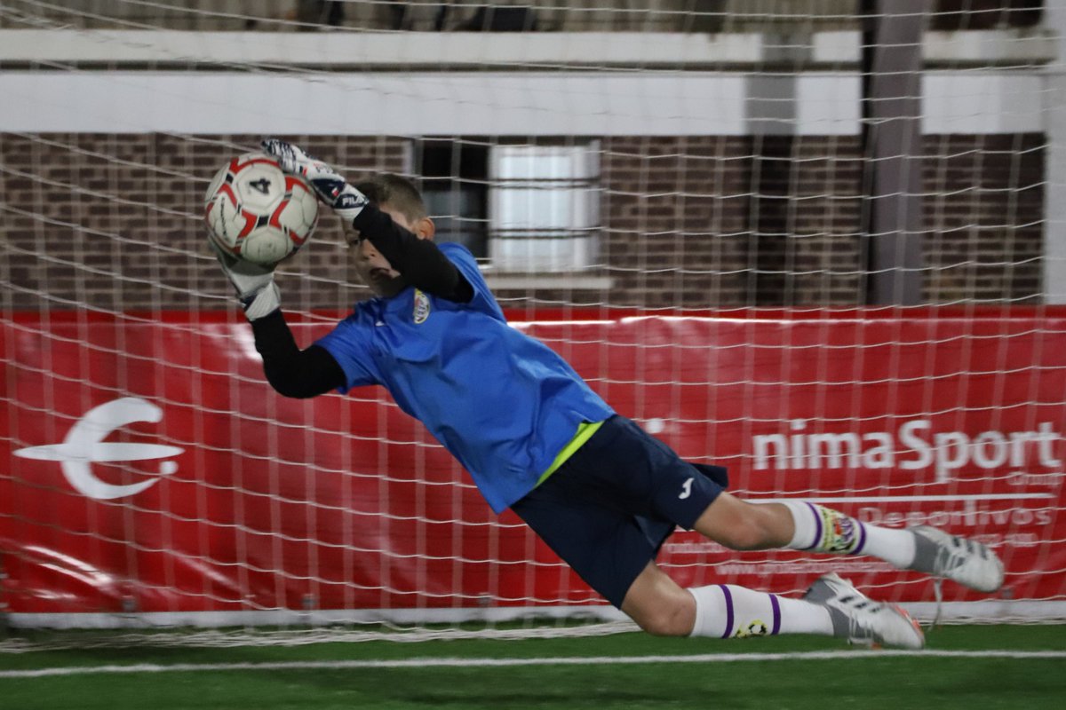 RFFM_oficial's tweet photo. ⚽ TECNIFICACIÓN 

El compañerismo ha sido el valor ensalzado en la segunda sesión de trabajo del Bloque 1️⃣ del Centro de Tecnificación de la RFFM con los primeros cuatro clubes invitados en la temporada 2024 / 2025 (@getafefem, @efconcepcion, @ADVILLAROSA y @adcsanfermin)

Hoy se ha podido comprobar mejoras técnicas muy notorias en los cuatro equipos alevines que trabajarán durante tres lunes con los cuerpos técnicos de las selecciones madrileñas auxiliados por los entrenadores de cada plantilla