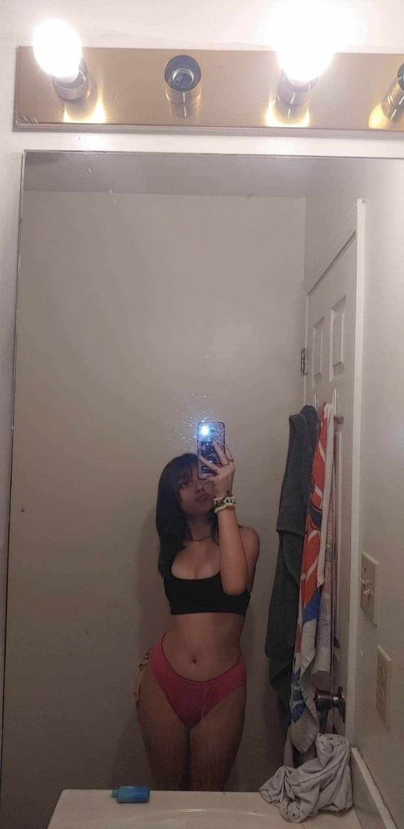 ShellyJere19215's tweet photo. Don't be shy and hit me up and say anything you want about me no limits😋😋😋😋 #dmme #sext #nsfw #teen #horny #whore https://t.co/R1Q2tpxbCA