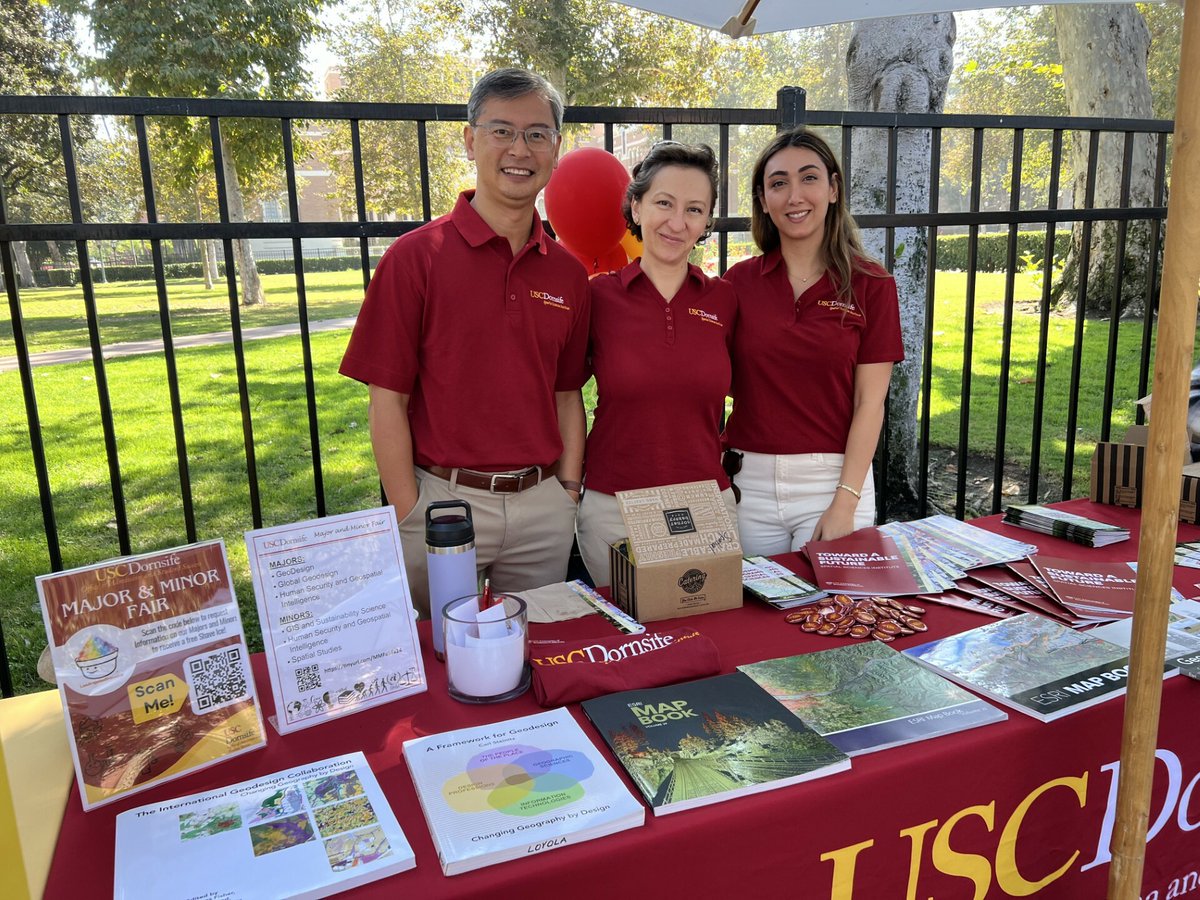 USC_SSI's tweet photo. Our crew at the @USCDornsife Major & Minor Fair!
Highlights:
π§βπ« Discussing the Spatial Sciences Institute with @USC undergrads
βοΈ Enjoying the sunshine at Trousdale Parkway
π Drinking Liquid Death
#USCEvents #CareerPath #USCDornsife https://t.co/NMUe1pM0bi