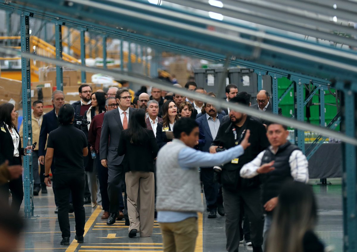 BienestarEdoMx's tweet photo. El secretario de Bienestar @jcgrmx acompañó a la Gobernadora @delfinagomeza a la Inauguración del Centro de Distribución Regional Texcoco de Coppel, espacio que impulsará el desarrollo económico y productivo en la entidad. 
#ElPoderDeServir https://t.co/ynK6ku9AhZ