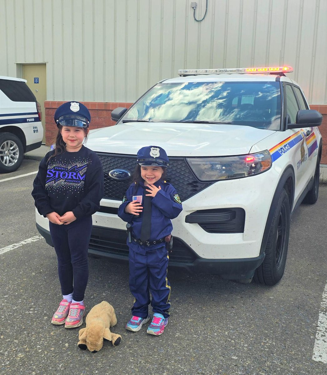 KeepAlbertaRCMP's tweet photo. Future RCMP Members in the making! Last month in Chestermere, Members with the @AlbertaRCMP had the pleasure of meeting Junior Constables Alexis and Jessica. They explored the inside of a police cruiser and brought their trusty K9 partner along for the fun! #AlbertaRCMP #KARCMP https://t.co/aKi7MTjGzC