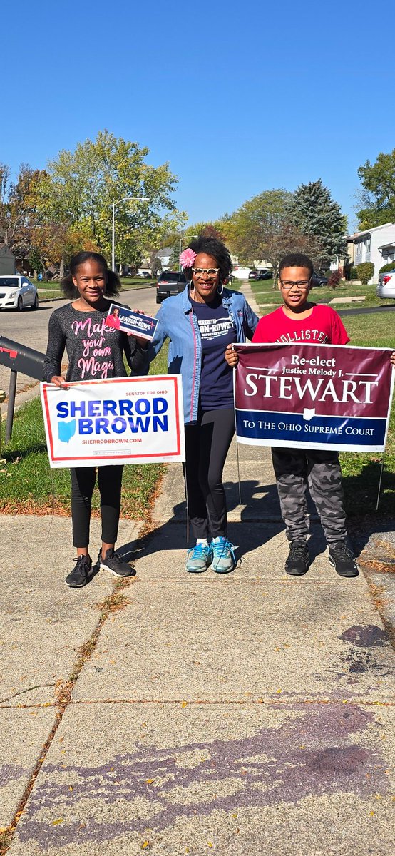 MLawsonRowe's tweet photo. My grands said it's 1๏ธโฃ5๏ธโฃ days until Election Dayโผ๏ธ What's your #VotePlan to ROWE, ROWE, ROWE YOUR VOTE for @SherrodBrown @Stewart4OhioSC @Donnelly4Ohio @Forbes4Justice @CitizenMapsOH #CitizensNotPolitcians #YesOnIssueOne @OhioHouseDems YES for @ReynSchools https://t.co/wIA7XfJXKe